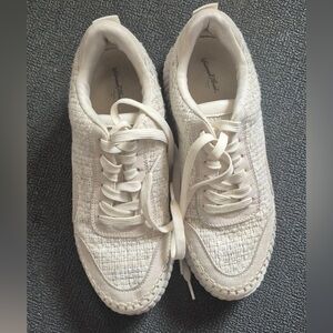 Universal Thread Cream Textured Sneakers